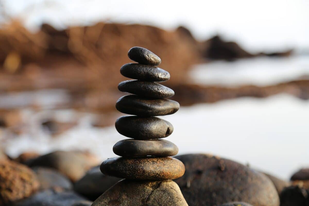 la meditacion balance blur boulder close up