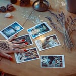 El tarot cards on table