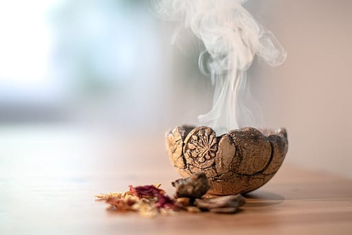 Sahumar - Fire Bowl Shell Smoke Herbs Resins  - asundermeier / Pixabay